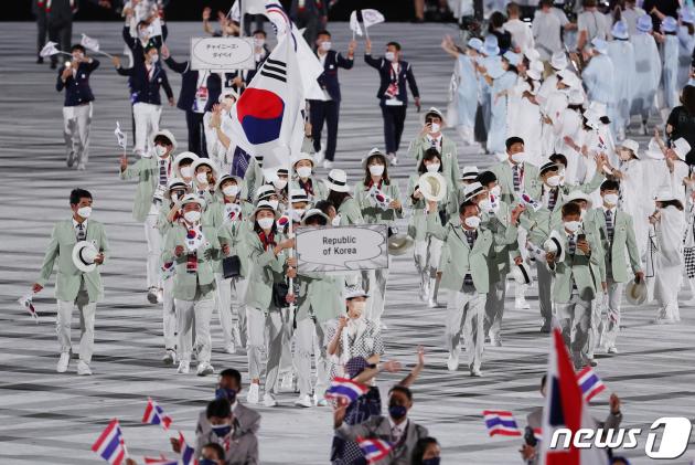 23일 오후 일본 도쿄 국립경기장에서 열린 2020 도쿄올림픽 개막식에서 대한민국 선수들이 입장하고 있다.  2021.7.23/뉴스1 ⓒ News1 이재명 기자