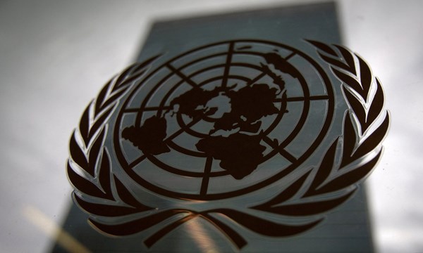 뉴욕 맨해튼 국제연합(UN) 본부 건물에 새겨진 로고.  [사진=뉴스1]