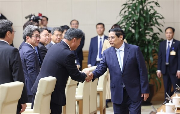 팜민친 총리(오른쪽), 일본경제단체연합회 대표단 접견. 2024.03.28 [사진자료= VNA]