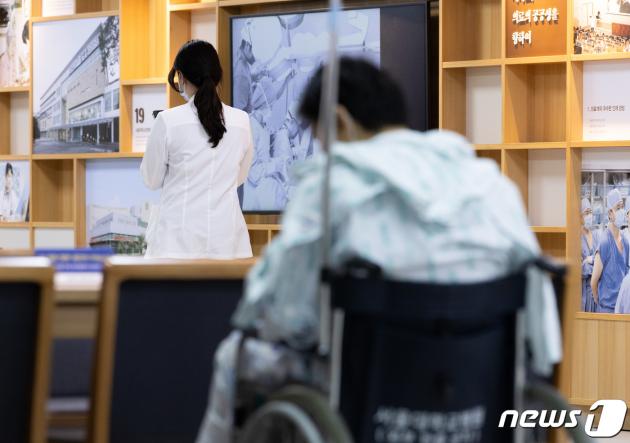 서울 소재의 한 병원에서 의료진이 발걸음을 옮기고 있다. 2024.3.6/뉴스1 ⓒ News1 이재명 기자