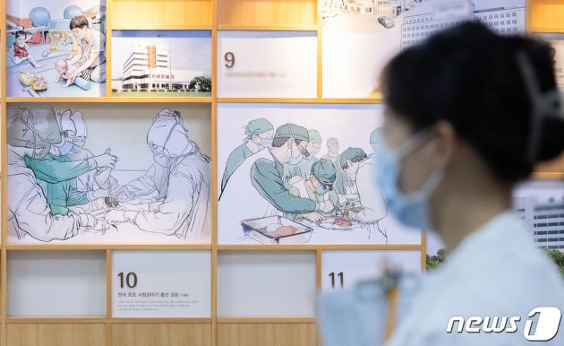 6일 오후 서울 소재의 한 병원에서 의료진이 발걸음을 옮기고 있다. 2024.3.6/뉴스1 ⓒ News1 이재명 기자