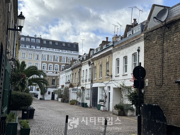 런던 도심의 전형적인 주택가 거리 풍경